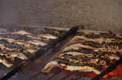 The eels are Grilled over charcoal to a crispy